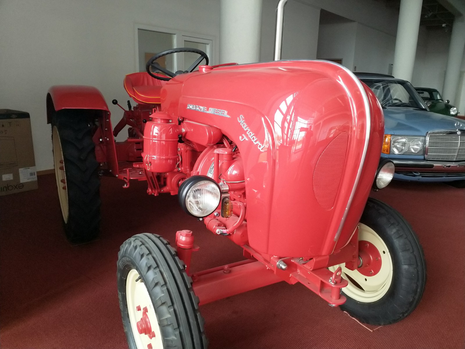 Oldtimer Porsche Traktor und Mercedes im Showroom — MV Lack