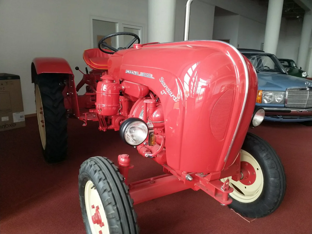 Oldtimer Porsche Traktor und Mercedes im Showroom — MV Lack