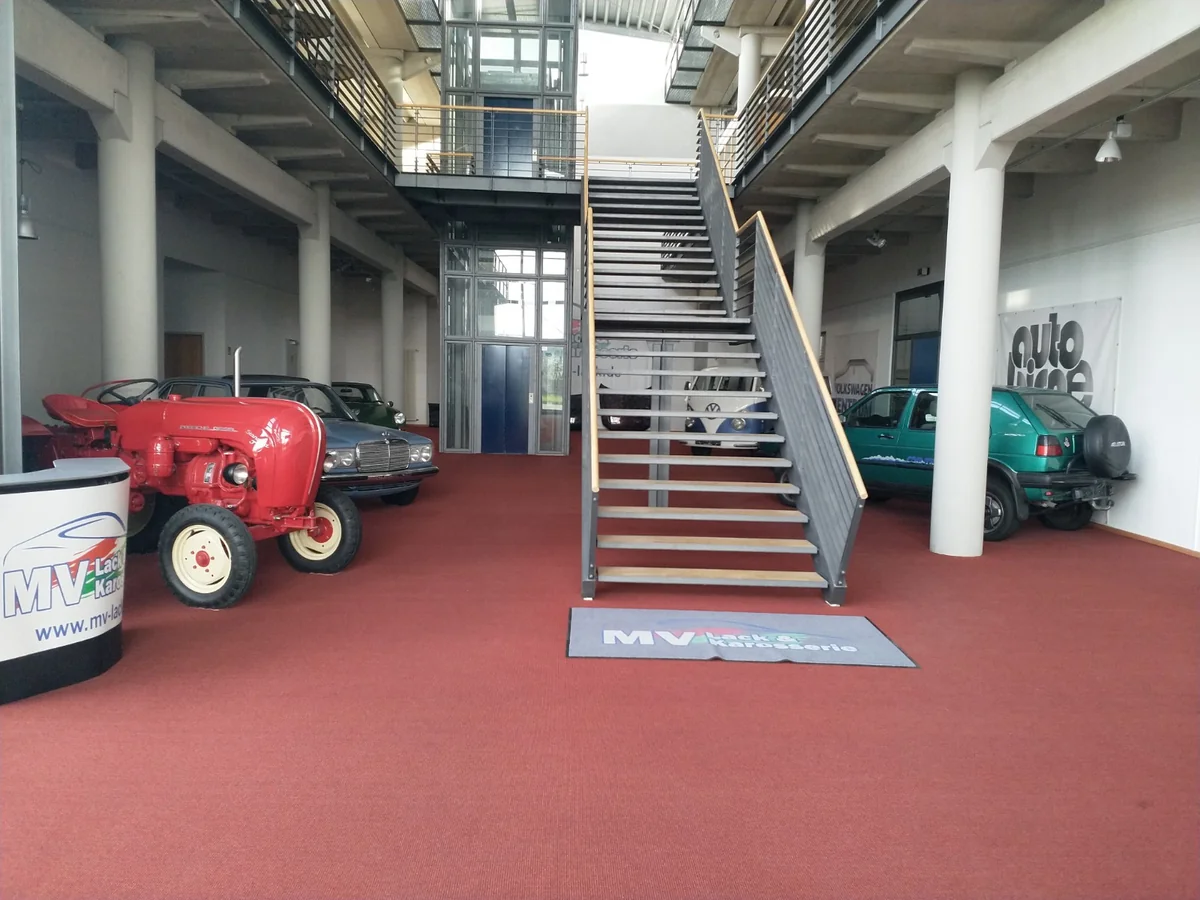 Showroom MV Lack & Karosserie Bad Doberan — restaurierte Oldtimer